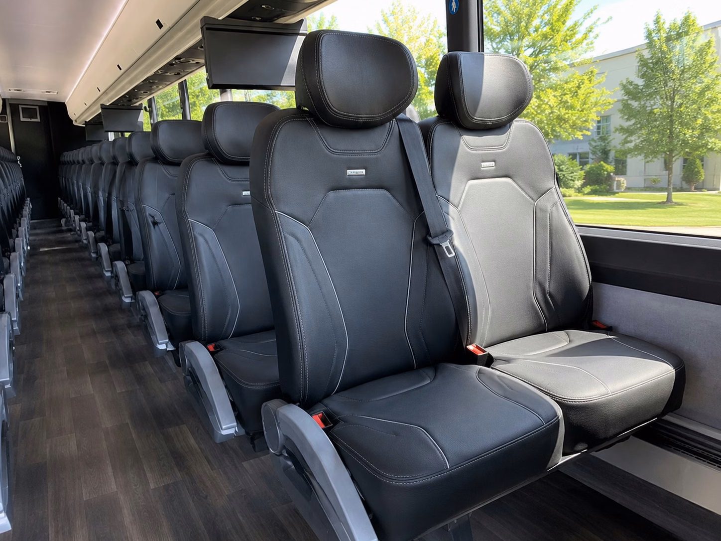 shuttle guests between minneapolis hotels and your wedding venue with ease